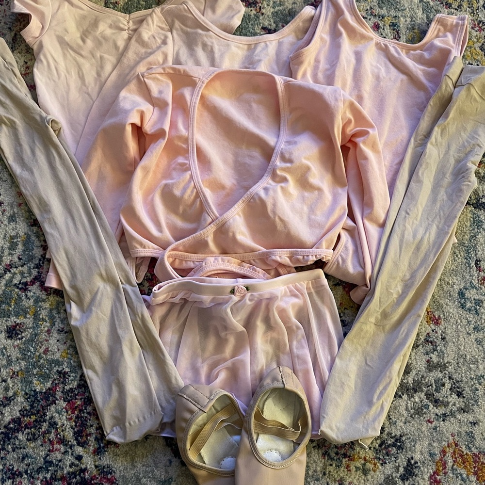 1 pair tights, 1 leotard, 1 wrap, 1 skirt